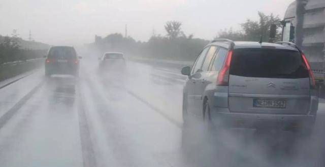 冬天挺难捱考科三下雨天有影响吗？答案是肯定的：影响很！国四禁