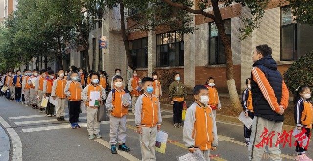 你熟悉的吗长沙市雨花区砂子塘吉联小学：吉娃手牵小手 共筑校园防疫屏障松江区