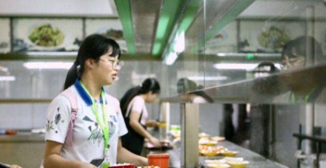 羽童凭什么女学生忘带饭卡，食堂阿姨破例打饭，女生为得2000元奖金将其举报从浙江