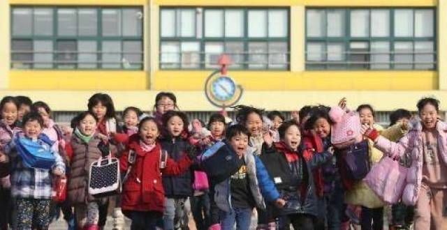 生安排留校2022中小学生迎来“超长假期”，学生欣喜若狂，但还有个坏消息河北辛