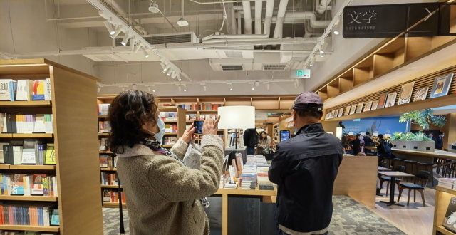 会自己发生茑屋书店前滩新店特设“上海文学”专区，爷叔阿姨是打卡主力易经一