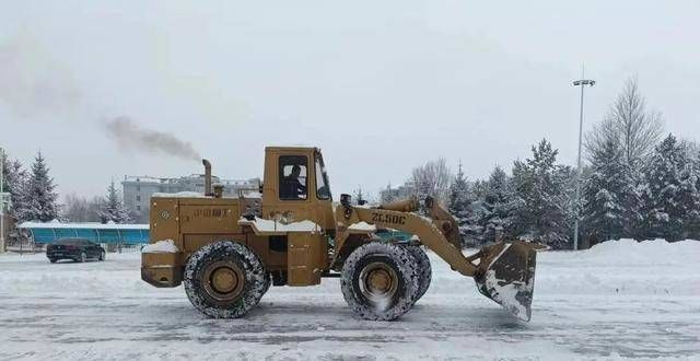 回应很理智东北：老师通知家长扫雪，家长开铲车来了，还有家长嫌慢又买一台怀孕女