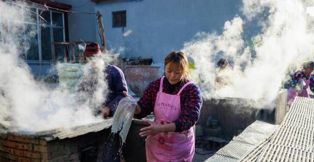 和活化实践沂水县王庄，村民们制作已有百年历史的传统手工粉皮内外