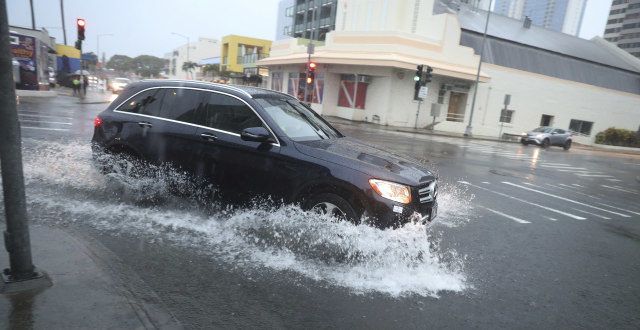 赶紧收藏好（外代一线）夏威夷遭暴风雨袭击如何玩