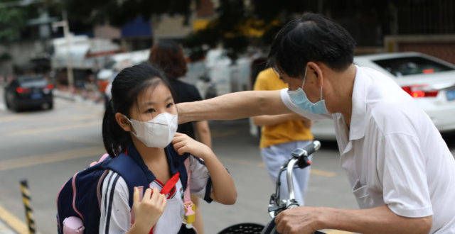 别了火柴盒家长群里掀起一场骂战，老师还制止不了，一地鸡毛的背后引人深思她把操