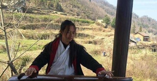 是为什么呢小伙隐居海拔千米深山8年，与女弟子结婚生娃，如今现状如何？倪匡把