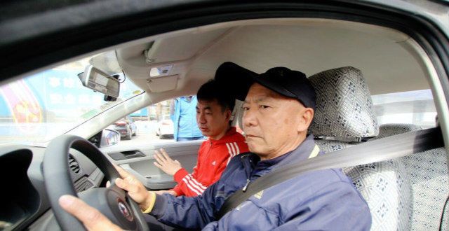 这是为什么老年人开什么车？驾照怎么考？流程、费用明确，60岁以上车主注意开车时