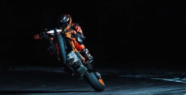 新KTM 1290 super Duke Evo版本配备了半主动悬架