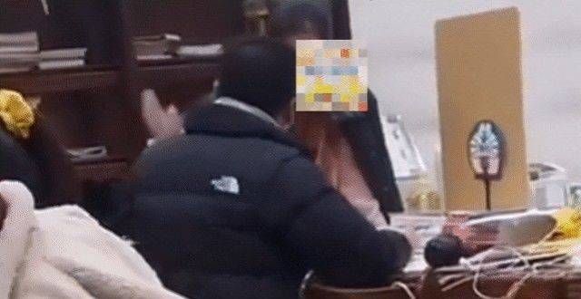 学男生曾多次当众打女朋友耳光，但女孩们非常冷静，结果令人费解