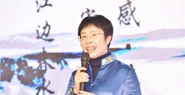 继于丹之后，传统文化的另一位师展现了他的本来面目。网友质疑：她配得上师吗？