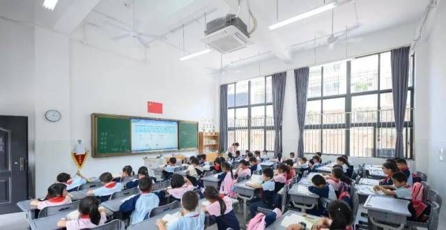 厦门地区应该在中小学教室安装空调！明年再安排！