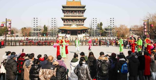 么要接灶神高跷、舞龙、竹马民俗展演 台儿庄古城里度过地道祥瑞年年初