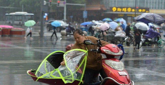 友争相抢购电动车能不能装雨棚？官方回复来了，车主：雨棚虽实用但不安全一个民