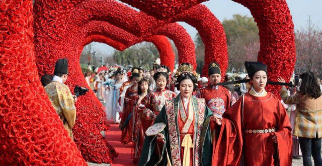 去年早了天情人节遇上元宵节 成都“国风”花海盛宴太浪漫啥情况