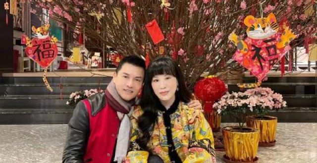 神话的血脉吕良伟家中庆祝元宵节 与爱妻杨小娟甜蜜依偎虎头帽