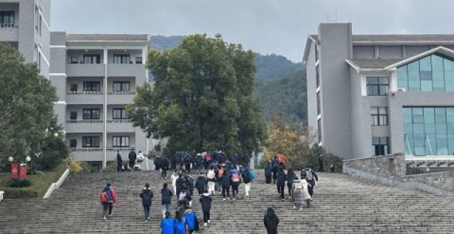 生们想静静2022年首场高考昨日启幕，我市25926名学子赴考明天高