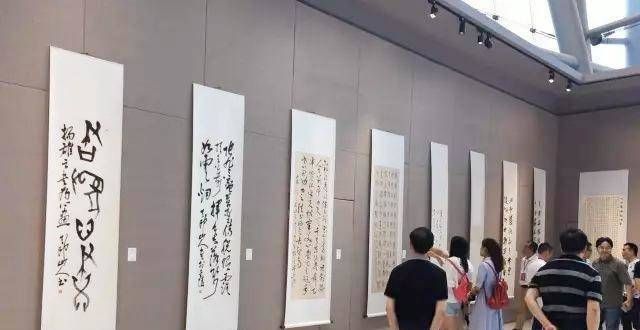 开阔更狂野“诟病”满满的书法作品，竟是博士们的作品，博士书法展伤不起！董其昌