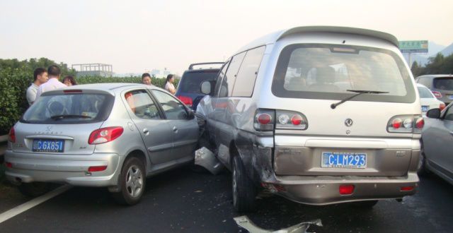 场放弃索赔高速开车遇前车“急刹车”该咋办？交警教你这样做，车友：非常对五菱货