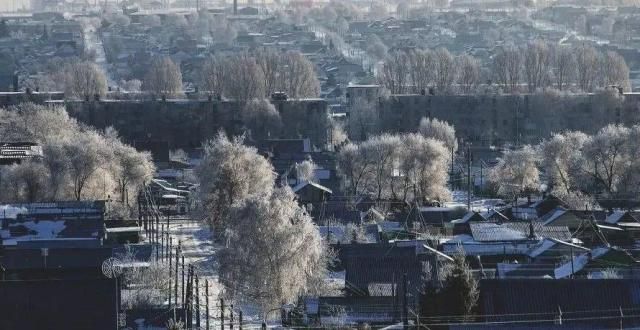 结看哭了黎明时分的铃声 雪花飘落的寂静等了年