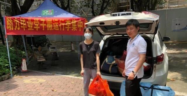 路被堵死了学生返校堪比搬家，行李装满卡车，志愿者看了“腿发软”专升本